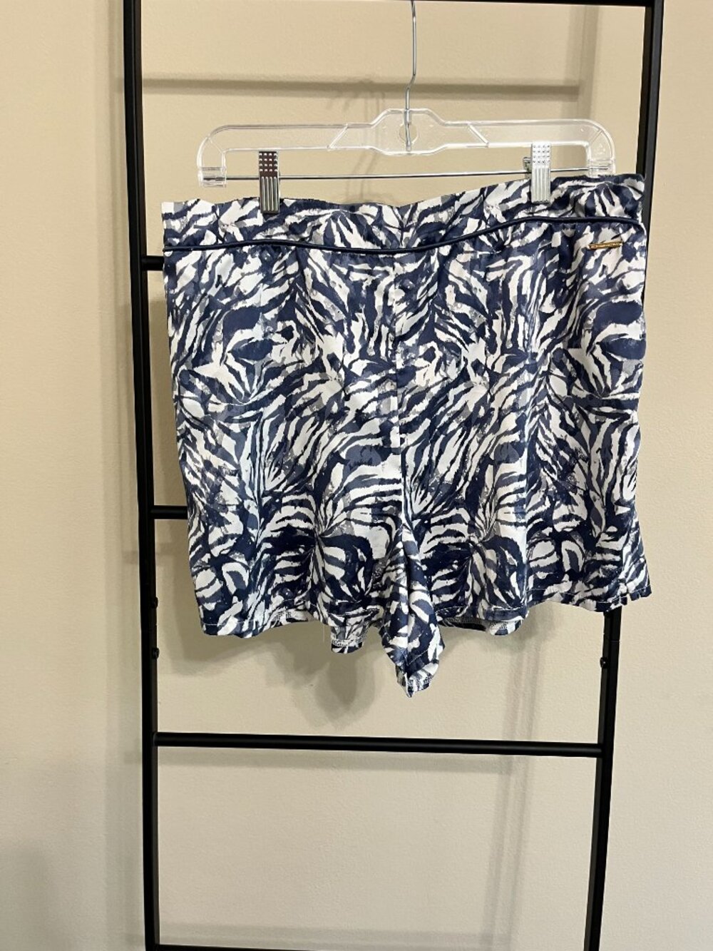 BCBGMAXAZRIA Shorts Resortwear Quiet Luxury Satin Feel XL - Picture 2 of 10